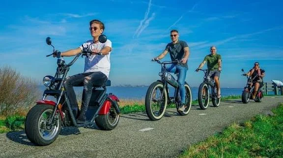 E-choppers groep bij het water