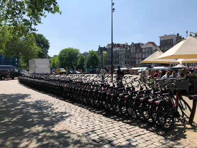 Stadsfietsen huren in Amsterdam voor grote groepen — E-Choppershuren.nl