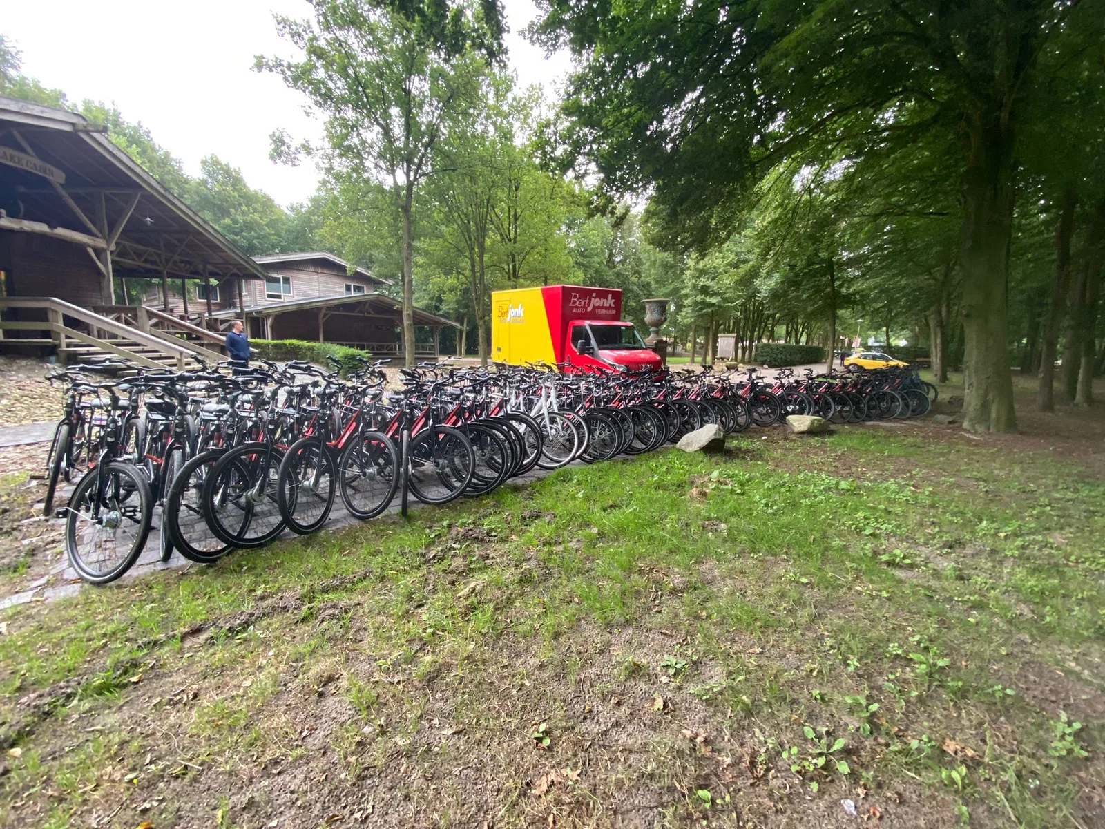 Fietsen bezorgd op locatie voor grote groepsuitjes — E-Choppershuren.nl