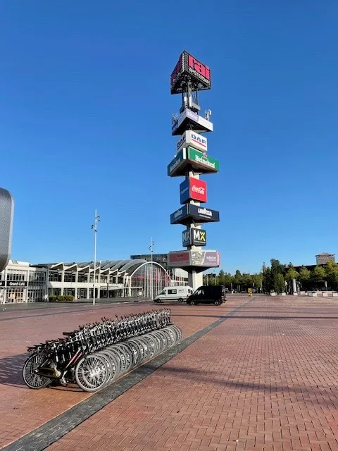 Stadsfietsen huren in Amsterdam voor groepsuitje op zonnige dag — E-Choppershuren.nl