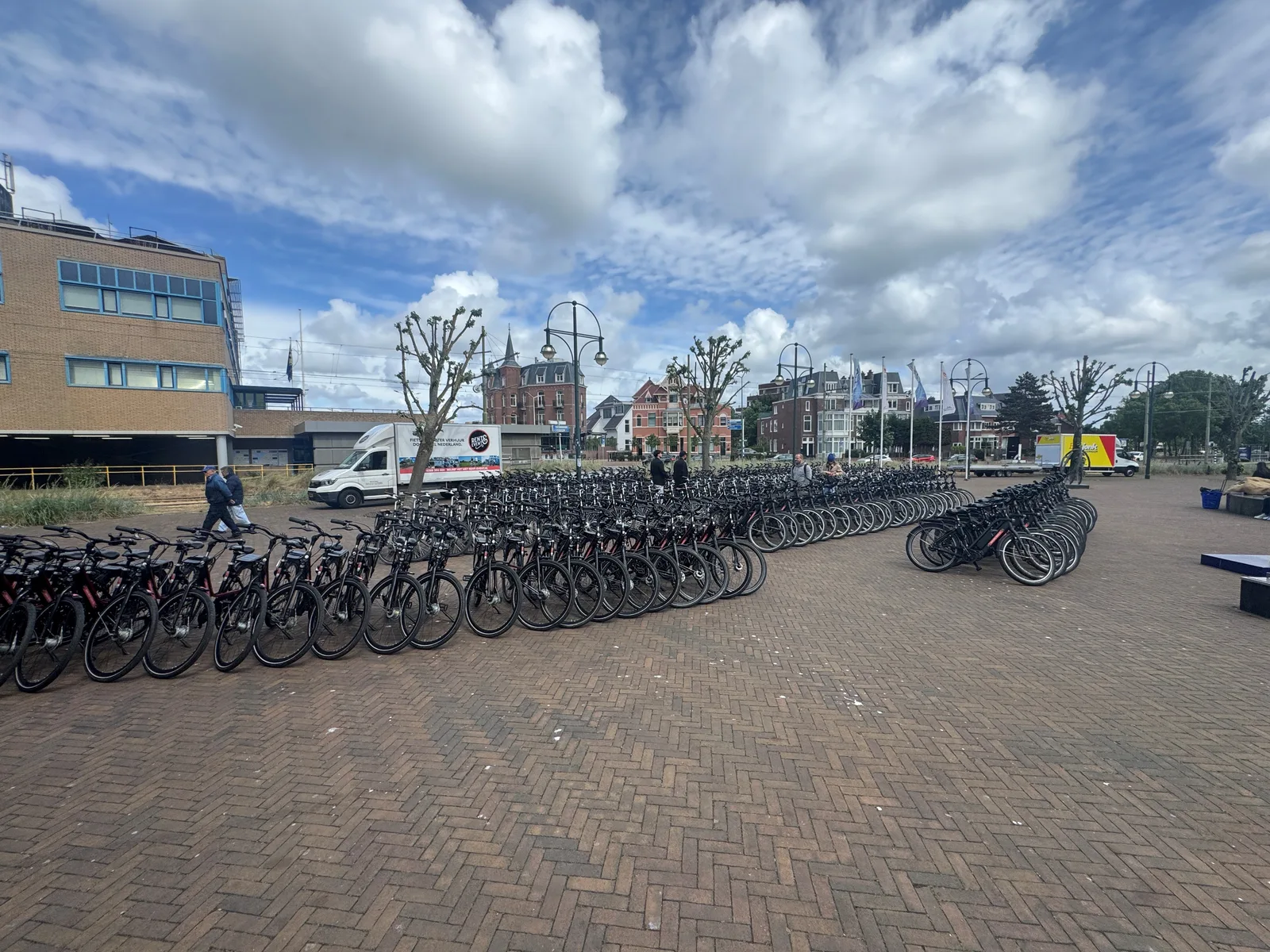 500 fietsen op locatie voor groot evenement in Scheveningen — E-Choppershuren.nl