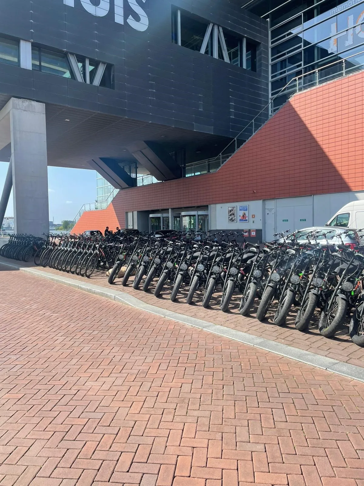 Fietsen huren voor grote groepen buiten in de zon — E-Choppershuren.nl