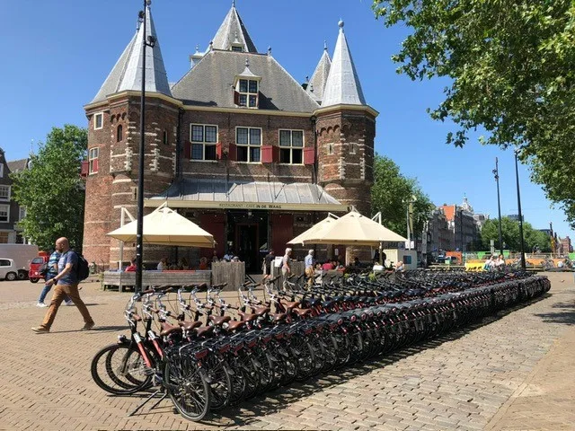 Fietsen huren in Amsterdam voor groepsuitjes bij de Waag — E-Choppershuren.nl